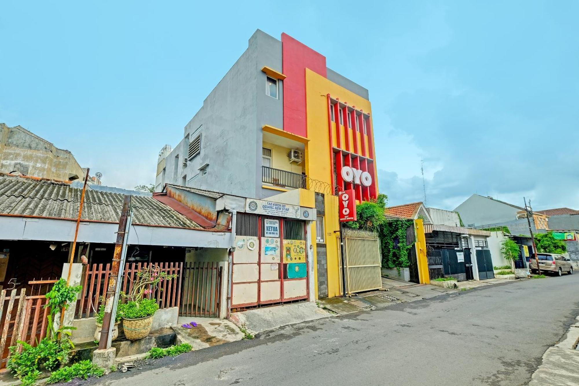 Sky Guesthouse Semarang Exterior foto