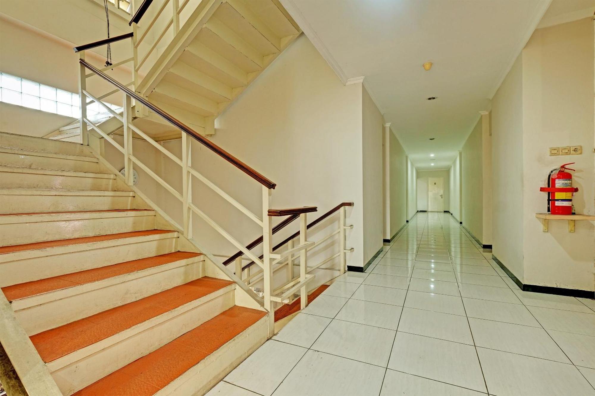 Sky Guesthouse Semarang Exterior foto